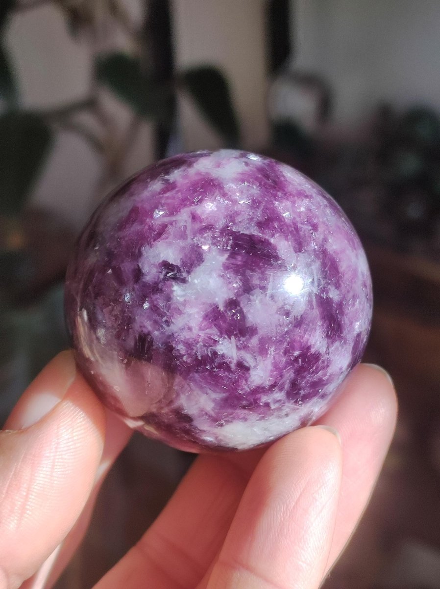 Lepidolith - Edelstein Kugel lila Natur Heilstein Deko Sphere Kristall Geschenk Er Sie Haus Einweihung Wohnung Energie Kraft Sammler Rarität - Art of Nature Berlin
