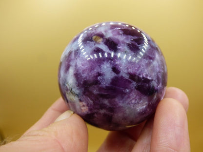 Lepidolith - Edelstein Kugel lila Natur Heilstein Deko Sphere Kristall Geschenk Er Sie Haus Einweihung Wohnung Energie Kraft Sammler Rarität - Art of Nature Berlin