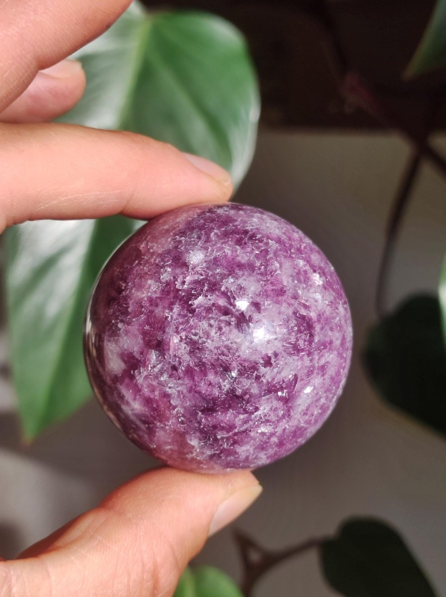 Lepidolith - Edelstein Kugel lila Natur Heilstein Deko Sphere Kristall Geschenk Er Sie Haus Einweihung Wohnung Energie Kraft Sammler Rarität - Art of Nature Berlin