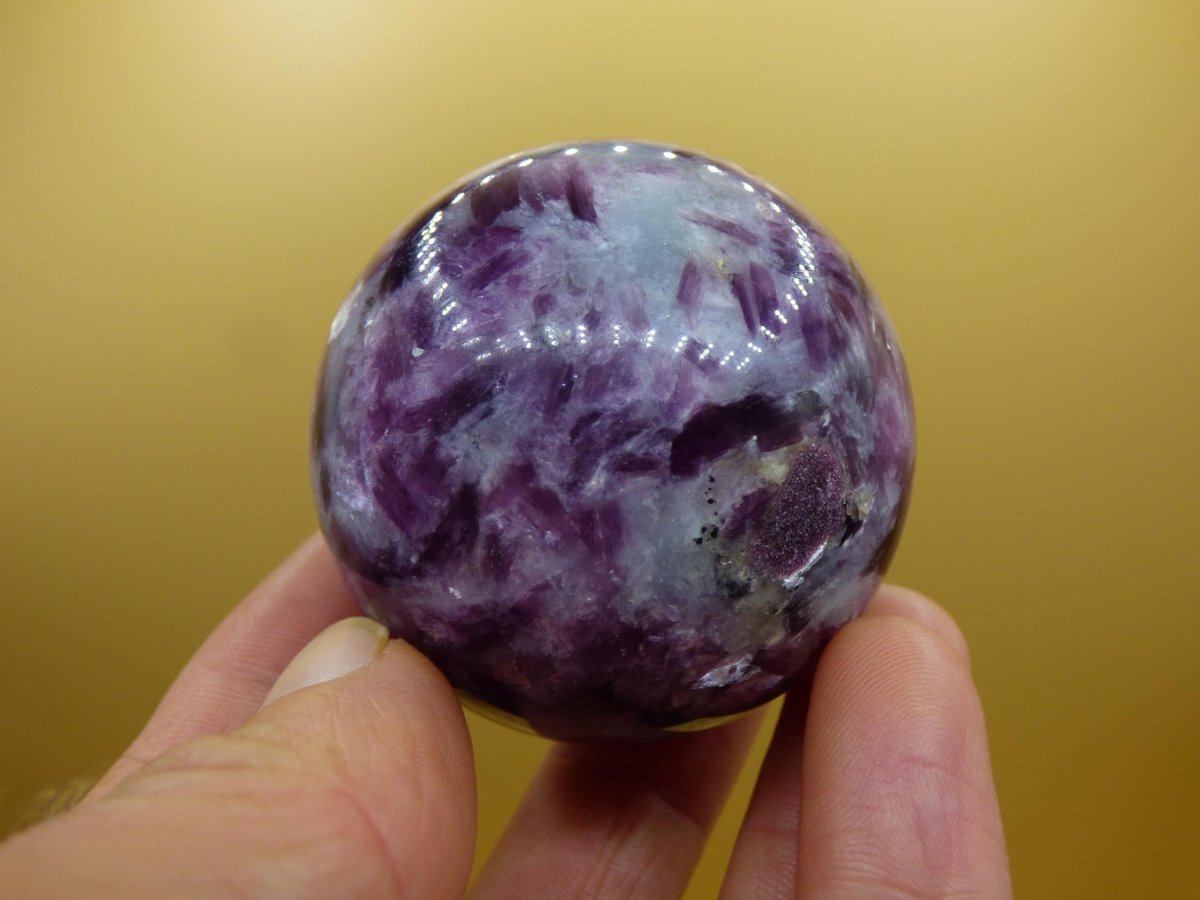 Lepidolith - Edelstein Kugel lila Natur Heilstein Deko Sphere Kristall Geschenk Er Sie Haus Einweihung Wohnung Energie Kraft Sammler Rarität - Art of Nature Berlin