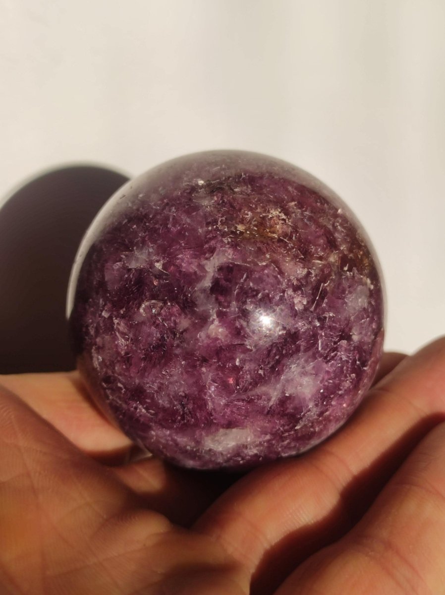 Lepidolith - Edelstein Kugel lila Natur Heilstein Deko Sphere Kristall Geschenk Er Sie Haus Einweihung Wohnung Energie Kraft Sammler Rarität - Art of Nature Berlin