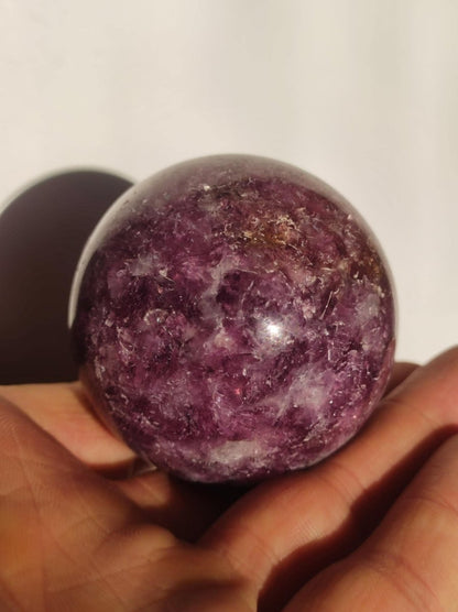 Lepidolith - Edelstein Kugel lila Natur Heilstein Deko Sphere Kristall Geschenk Er Sie Haus Einweihung Wohnung Energie Kraft Sammler Rarität - Art of Nature Berlin