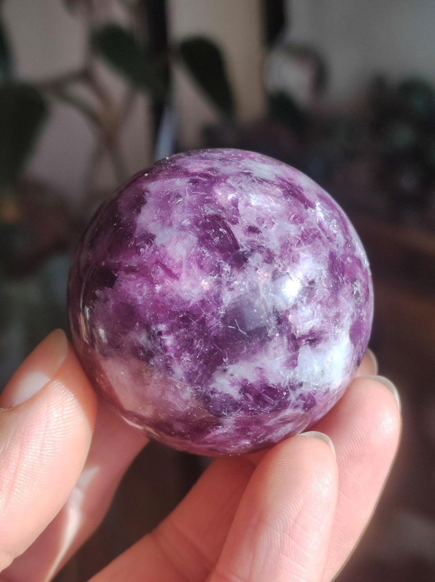 Lepidolith - Edelstein Kugel lila Natur Heilstein Deko Sphere Kristall Geschenk Er Sie Haus Einweihung Wohnung Energie Kraft Sammler Rarität - Art of Nature Berlin
