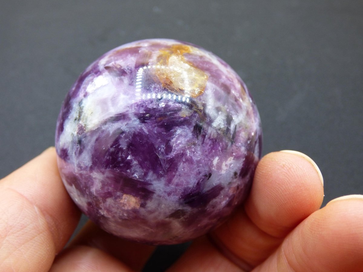 Lepidolith - Edelstein Kugel lila Natur Heilstein Deko Sphere Kristall Geschenk Er Sie Haus Einweihung Wohnung Energie Kraft Sammler Rarität - Art of Nature Berlin