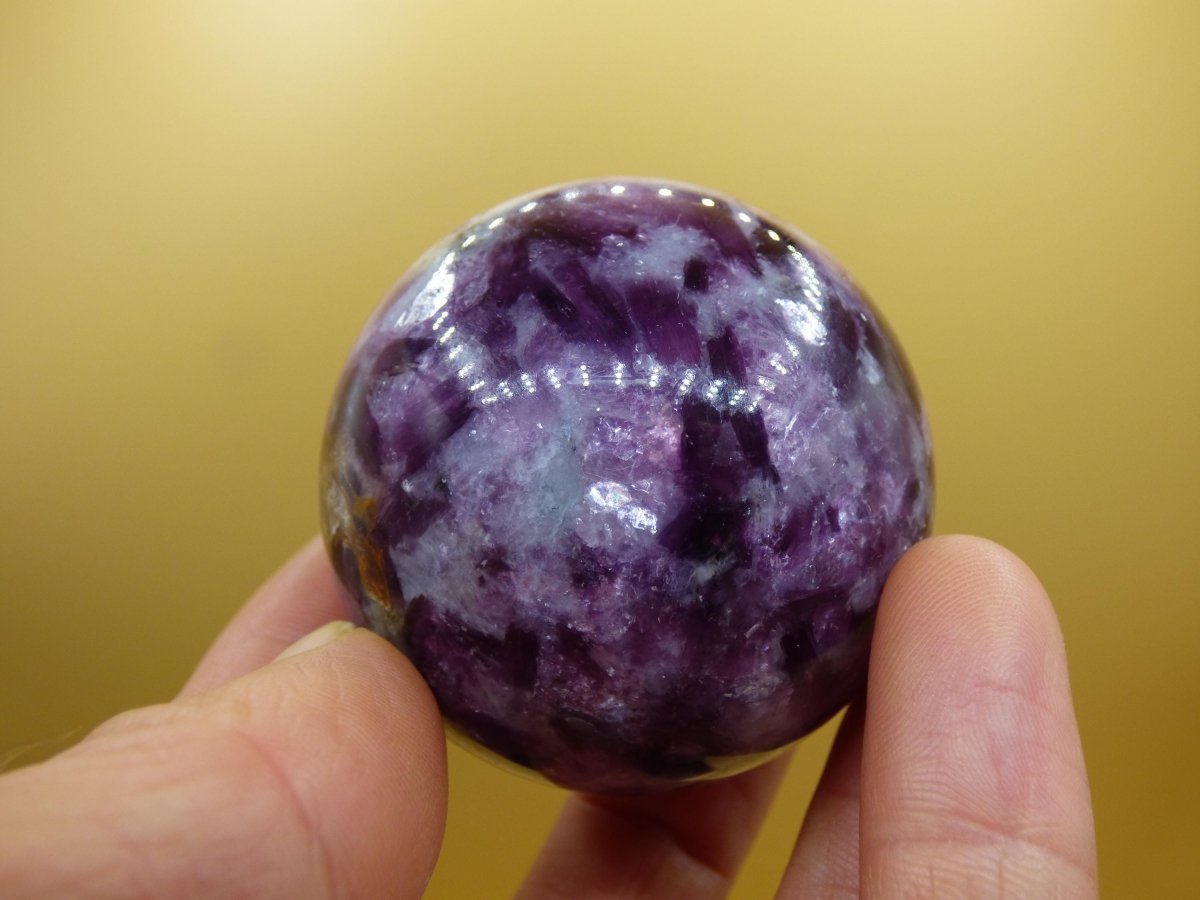 Lepidolith - Edelstein Kugel lila Natur Heilstein Deko Sphere Kristall Geschenk Er Sie Haus Einweihung Wohnung Energie Kraft Sammler Rarität - Art of Nature Berlin