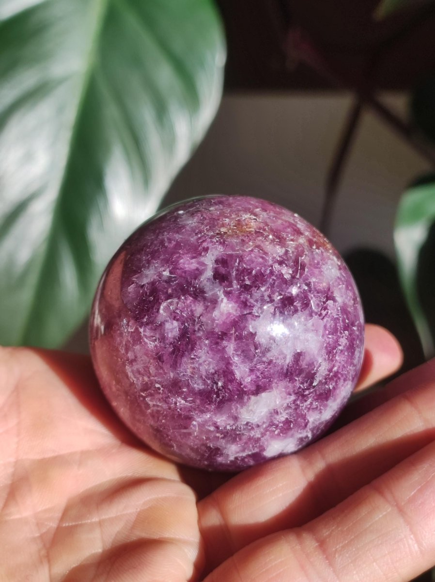 Lepidolith - Edelstein Kugel lila Natur Heilstein Deko Sphere Kristall Geschenk Er Sie Haus Einweihung Wohnung Energie Kraft Sammler Rarität - Art of Nature Berlin