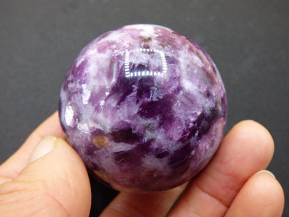 Lepidolith - Edelstein Kugel lila Natur Heilstein Deko Sphere Kristall Geschenk Er Sie Haus Einweihung Wohnung Energie Kraft Sammler Rarität - Art of Nature Berlin