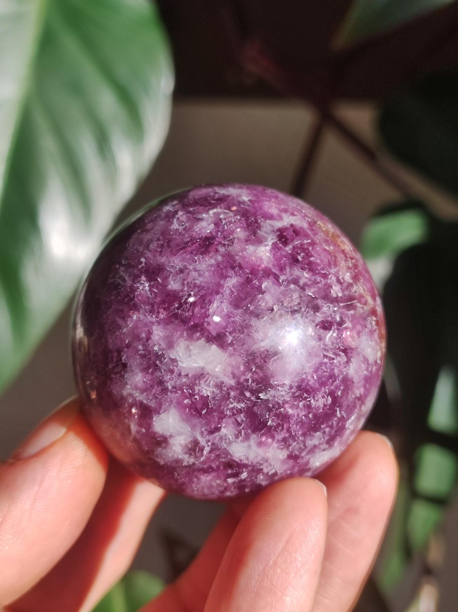 Lepidolith - Edelstein Kugel lila Natur Heilstein Deko Sphere Kristall Geschenk Er Sie Haus Einweihung Wohnung Energie Kraft Sammler Rarität - Art of Nature Berlin