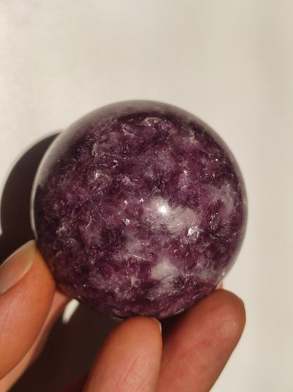 Lepidolith - Edelstein Kugel lila Natur Heilstein Deko Sphere Kristall Geschenk Er Sie Haus Einweihung Wohnung Energie Kraft Sammler Rarität - Art of Nature Berlin