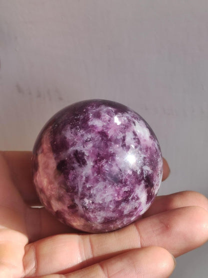Lepidolith - Edelstein Kugel lila Natur Heilstein Deko Sphere Kristall Geschenk Er Sie Haus Einweihung Wohnung Energie Kraft Sammler Rarität - Art of Nature Berlin