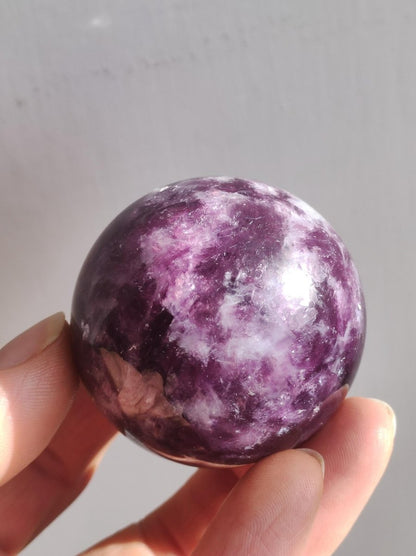 Lepidolith - Edelstein Kugel lila Natur Heilstein Deko Sphere Kristall Geschenk Er Sie Haus Einweihung Wohnung Energie Kraft Sammler Rarität - Art of Nature Berlin