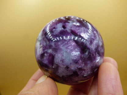 Lepidolith - Edelstein Kugel lila Natur Heilstein Deko Sphere Kristall Geschenk Er Sie Haus Einweihung Wohnung Energie Kraft Sammler Rarität - Art of Nature Berlin