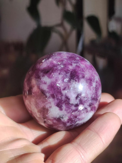 Lepidolith - Edelstein Kugel lila Natur Heilstein Deko Sphere Kristall Geschenk Er Sie Haus Einweihung Wohnung Energie Kraft Sammler Rarität - Art of Nature Berlin