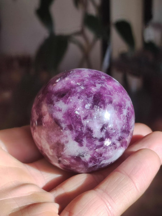 Lepidolith - Edelstein Kugel lila Natur Heilstein Deko Sphere Kristall Geschenk Er Sie Haus Einweihung Wohnung Energie Kraft Sammler Rarität - Art of Nature Berlin