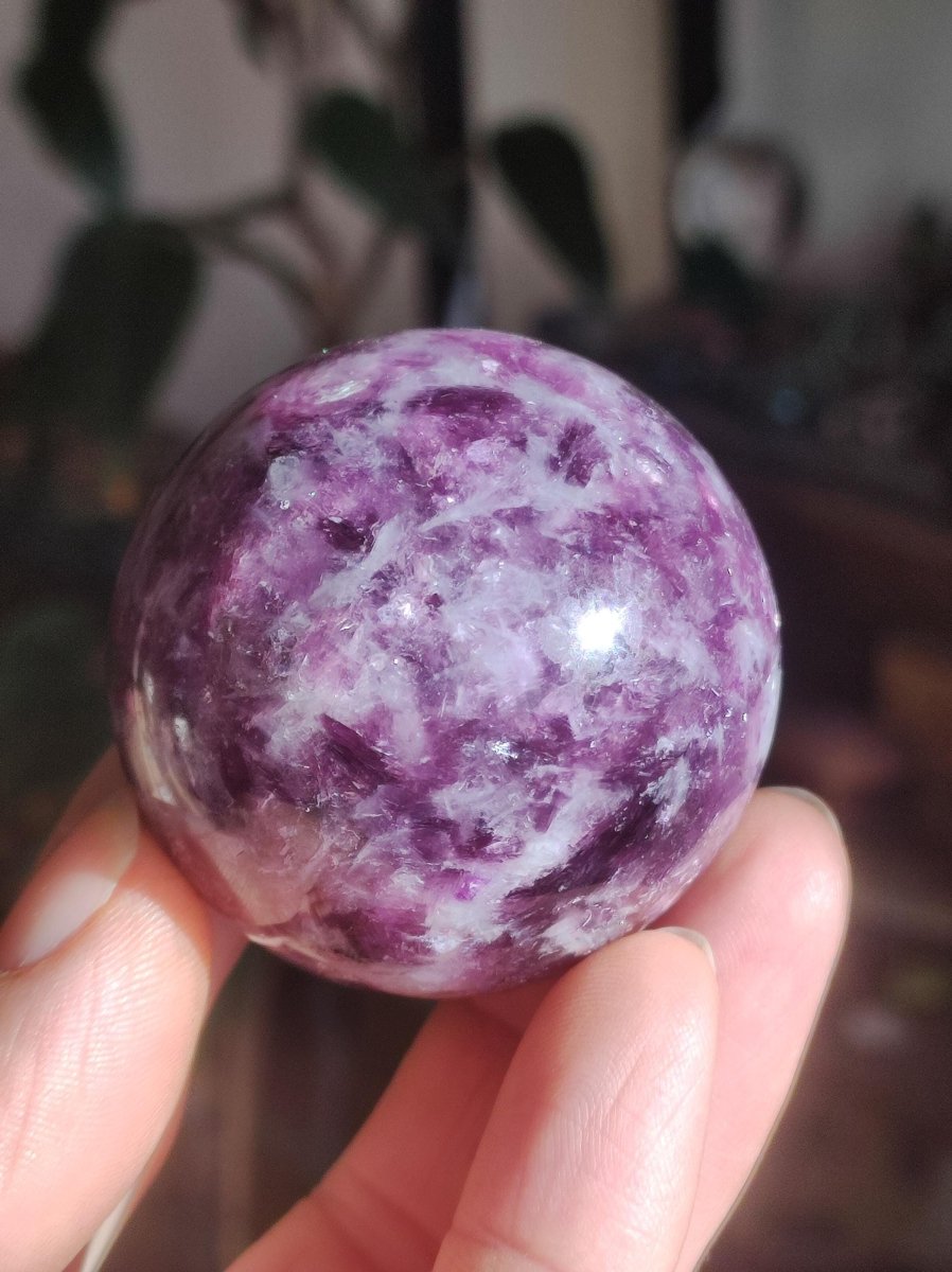 Lepidolith - Edelstein Kugel lila Natur Heilstein Deko Sphere Kristall Geschenk Er Sie Haus Einweihung Wohnung Energie Kraft Sammler Rarität - Art of Nature Berlin