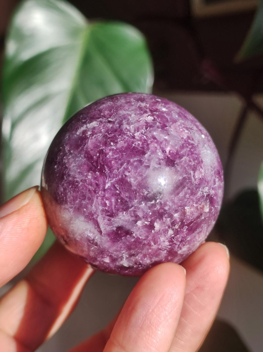Lepidolith - Edelstein Kugel lila Natur Heilstein Deko Sphere Kristall Geschenk Er Sie Haus Einweihung Wohnung Energie Kraft Sammler Rarität - Art of Nature Berlin