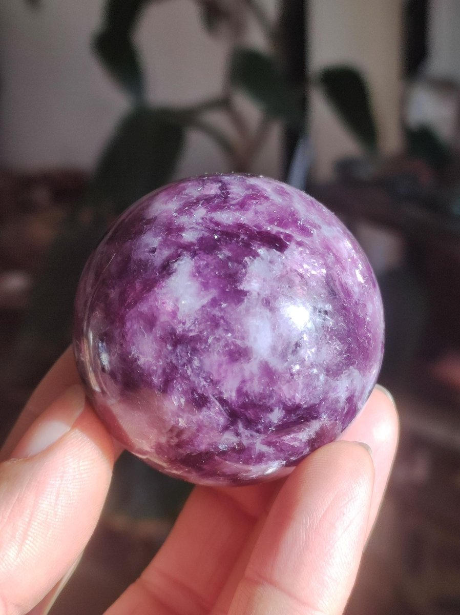Lepidolith - Edelstein Kugel lila Natur Heilstein Deko Sphere Kristall Geschenk Er Sie Haus Einweihung Wohnung Energie Kraft Sammler Rarität - Art of Nature Berlin