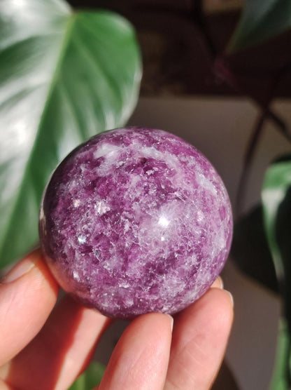 Lepidolith - Edelstein Kugel lila Natur Heilstein Deko Sphere Kristall Geschenk Er Sie Haus Einweihung Wohnung Energie Kraft Sammler Rarität - Art of Nature Berlin