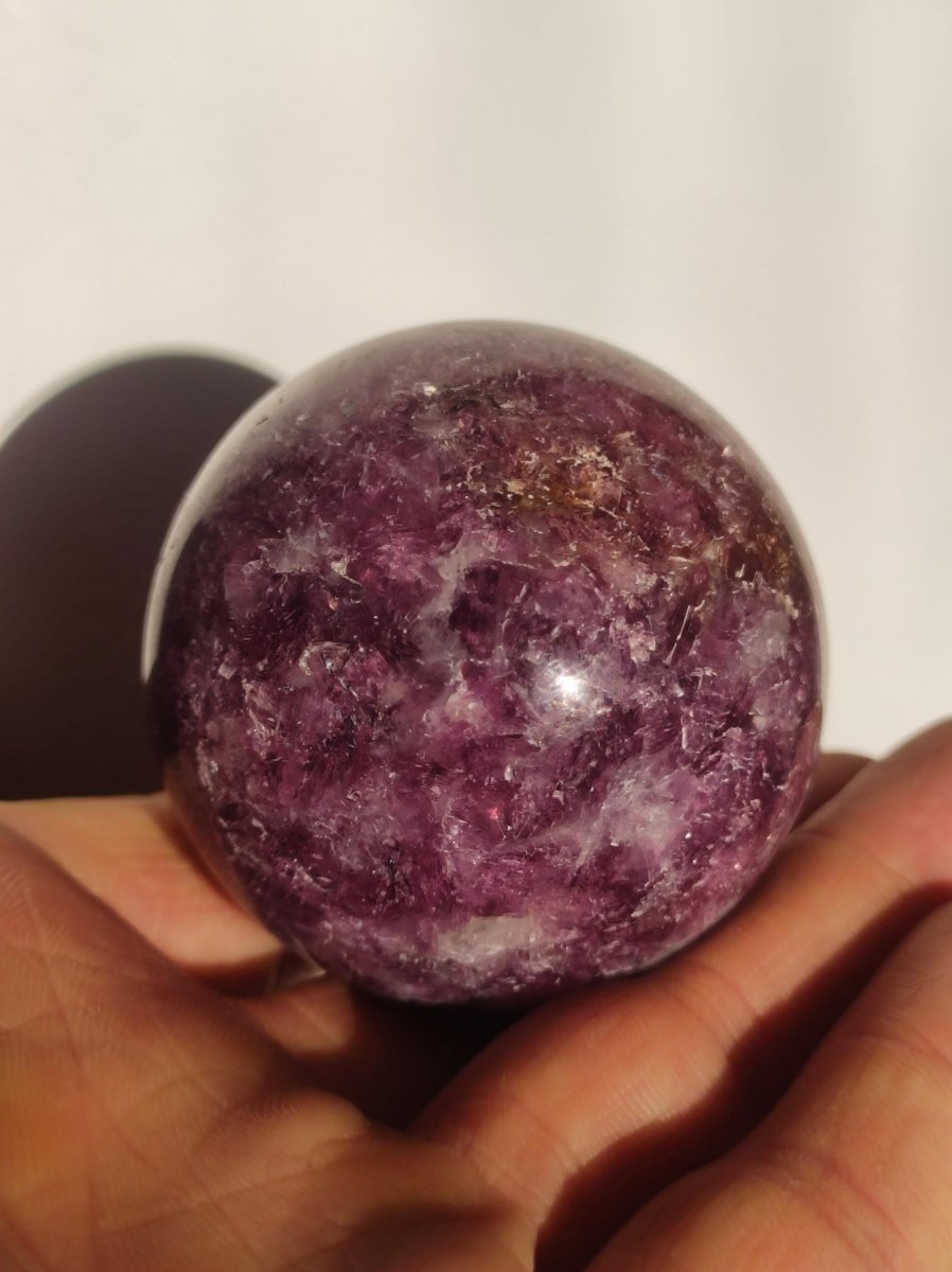 Lepidolith - Edelstein Kugel lila Natur Heilstein Deko Sphere Kristall Geschenk Er Sie Haus Einweihung Wohnung Energie Kraft Sammler Rarität - Art of Nature Berlin