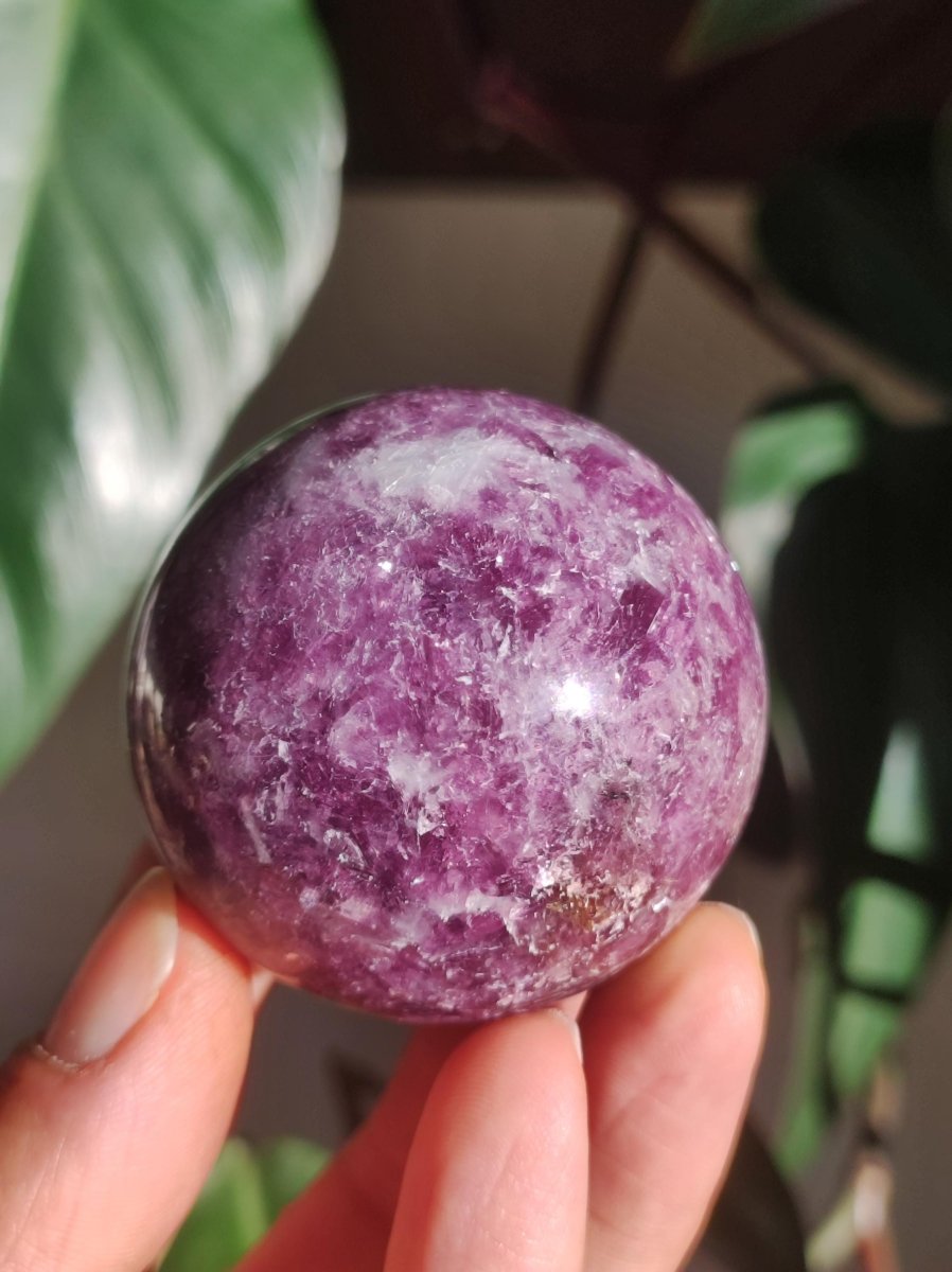 Lepidolith - Edelstein Kugel lila Natur Heilstein Deko Sphere Kristall Geschenk Er Sie Haus Einweihung Wohnung Energie Kraft Sammler Rarität - Art of Nature Berlin