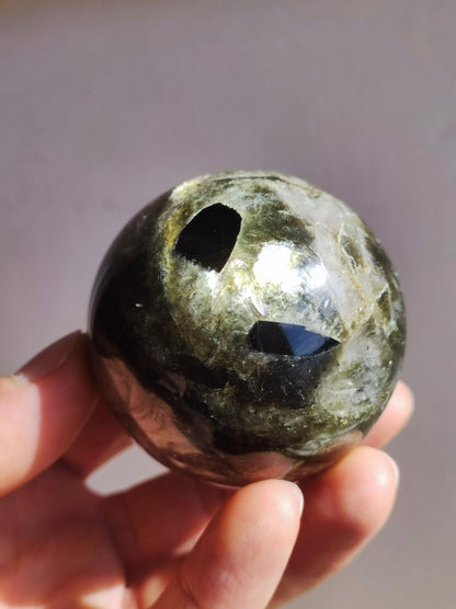 Lepidolith / Grün Mica Glimmer Effekt - Edelstein Kugel Natur Heilstein Deko Sphere Kristall Geschenk Er Sie Haus Sammler Rarität Schimmer - Art of Nature Berlin