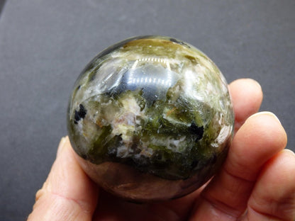 Lepidolith / Grün Mica Glimmer Effekt - Edelstein Kugel Natur Heilstein Deko Sphere Kristall Geschenk Er Sie Haus Sammler Rarität Schimmer - Art of Nature Berlin