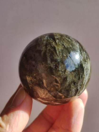 Lepidolith / Grün Mica Glimmer Effekt - Edelstein Kugel Natur Heilstein Deko Sphere Kristall Geschenk Er Sie Haus Sammler Rarität Schimmer - Art of Nature Berlin