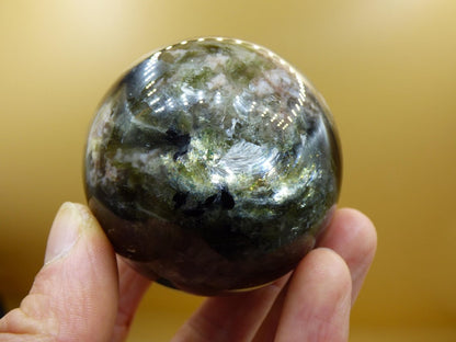 Lepidolith / Grün Mica Glimmer Effekt - Edelstein Kugel Natur Heilstein Deko Sphere Kristall Geschenk Er Sie Haus Sammler Rarität Schimmer - Art of Nature Berlin