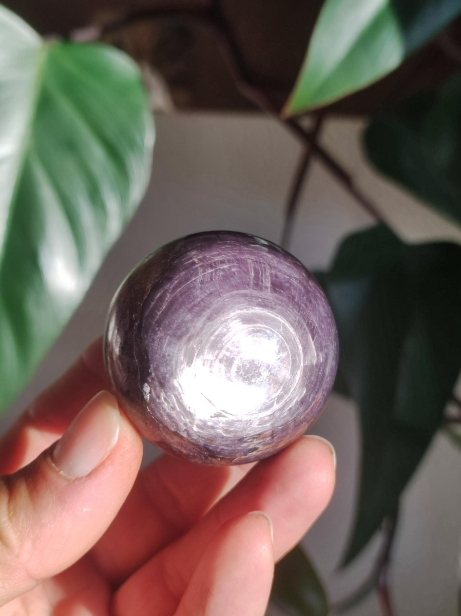 Lepidolith / Purple Mica Glimmer Effekt - Edelstein Kugel lila Natur Heilstein Deko Sphere Kristall Geschenk Er Sie Haus Sammler Rarität - Art of Nature Berlin