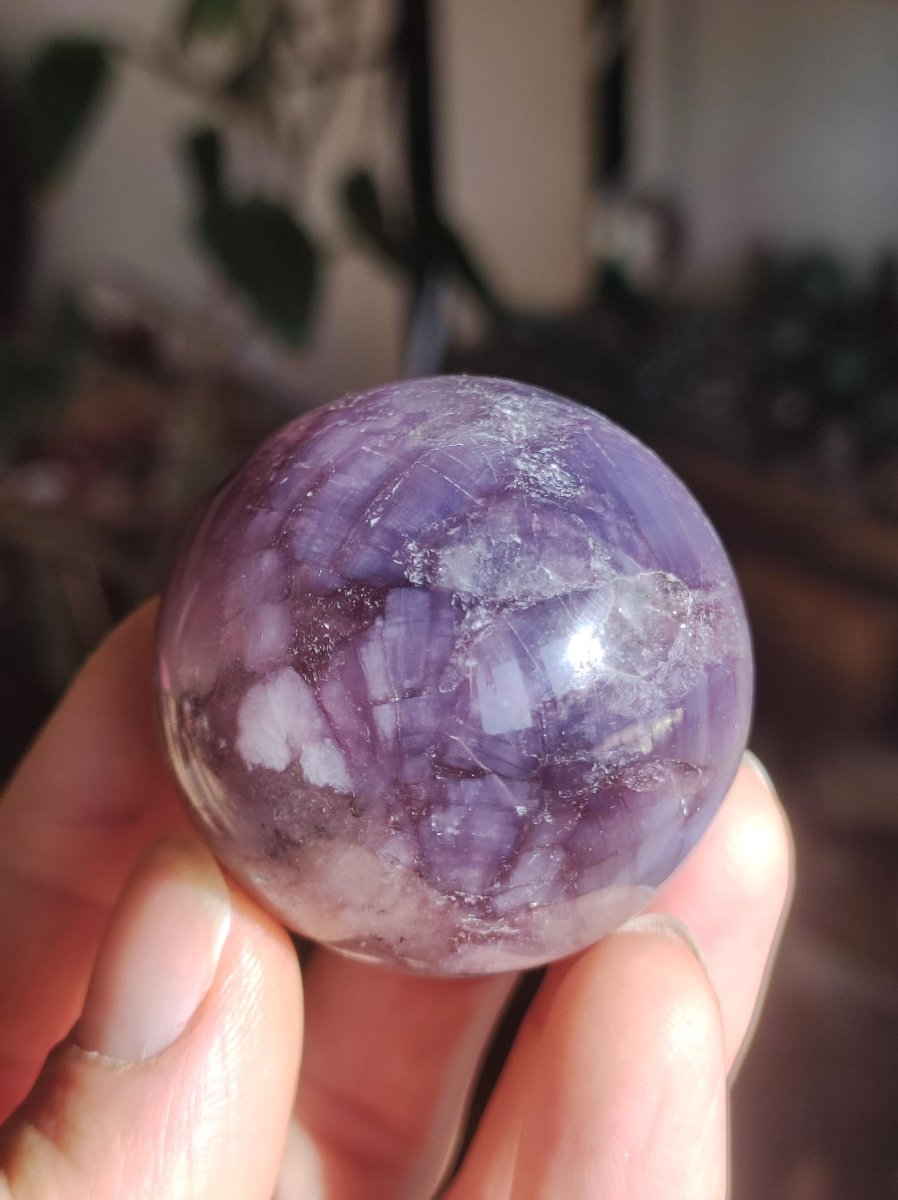 Lepidolith / Purple Mica Glimmer Effekt - Edelstein Kugel lila Natur Heilstein Deko Sphere Kristall Geschenk Er Sie Haus Sammler Rarität - Art of Nature Berlin
