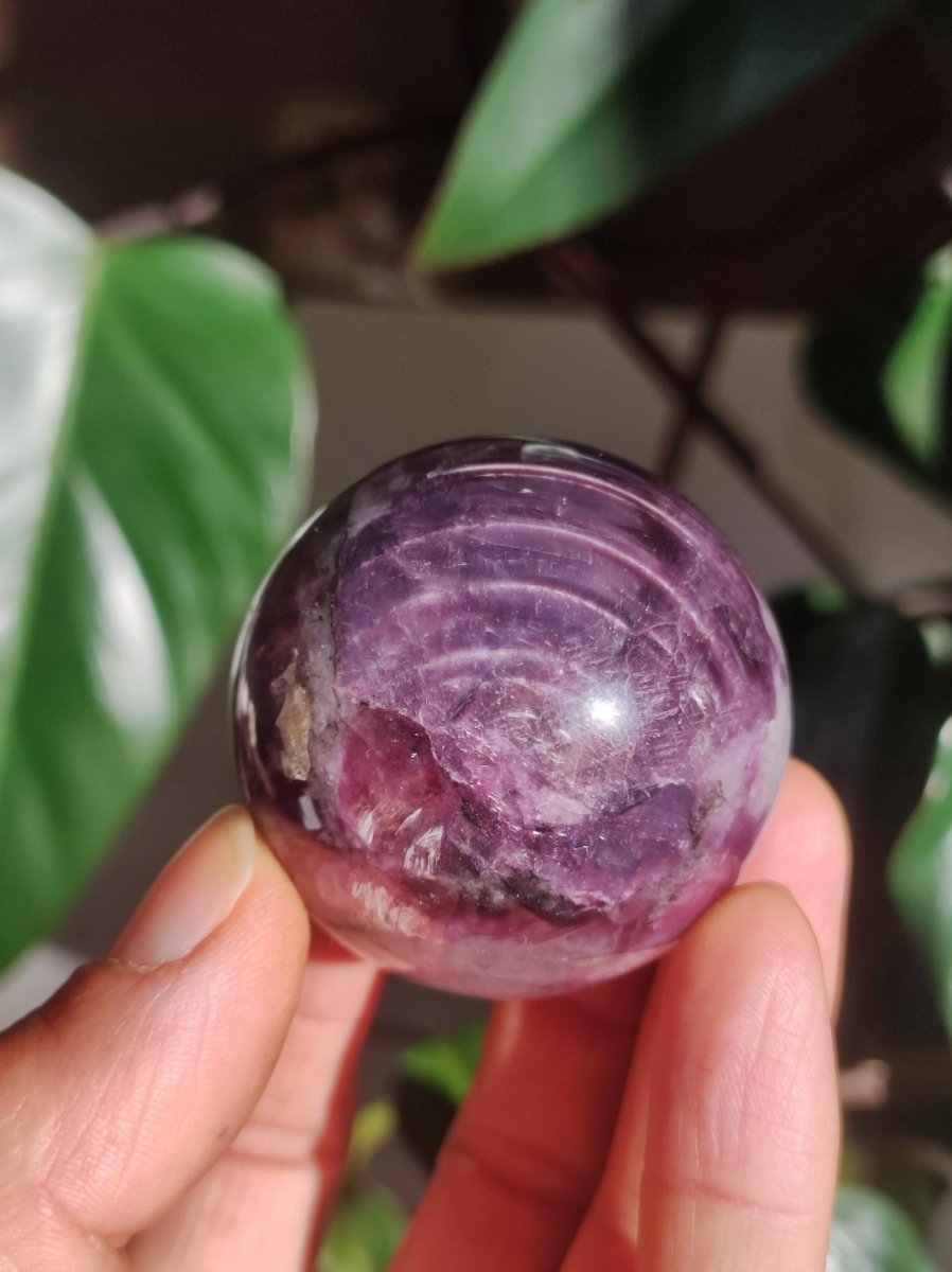 Lepidolith / Purple Mica Glimmer Effekt - Edelstein Kugel lila Natur Heilstein Deko Sphere Kristall Geschenk Er Sie Haus Sammler Rarität - Art of Nature Berlin