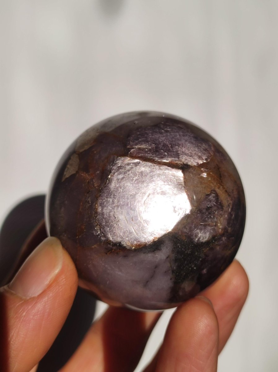 Lepidolith / Purple Mica Glimmer Effekt - Edelstein Kugel lila Natur Heilstein Deko Sphere Kristall Geschenk Er Sie Haus Sammler Rarität - Art of Nature Berlin