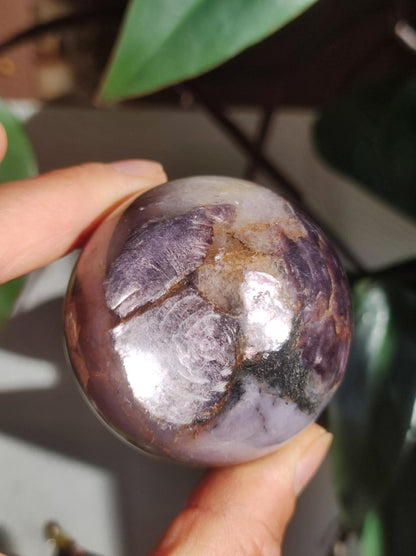 Lepidolith / Purple Mica Glimmer Effekt - Edelstein Kugel lila Natur Heilstein Deko Sphere Kristall Geschenk Er Sie Haus Sammler Rarität - Art of Nature Berlin
