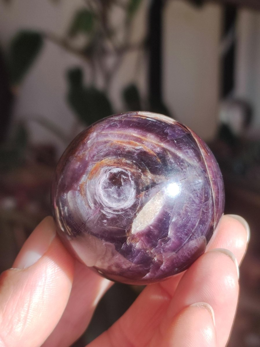 Lepidolith / Purple Mica Glimmer Effekt - Edelstein Kugel lila Natur Heilstein Deko Sphere Kristall Geschenk Er Sie Haus Sammler Rarität - Art of Nature Berlin