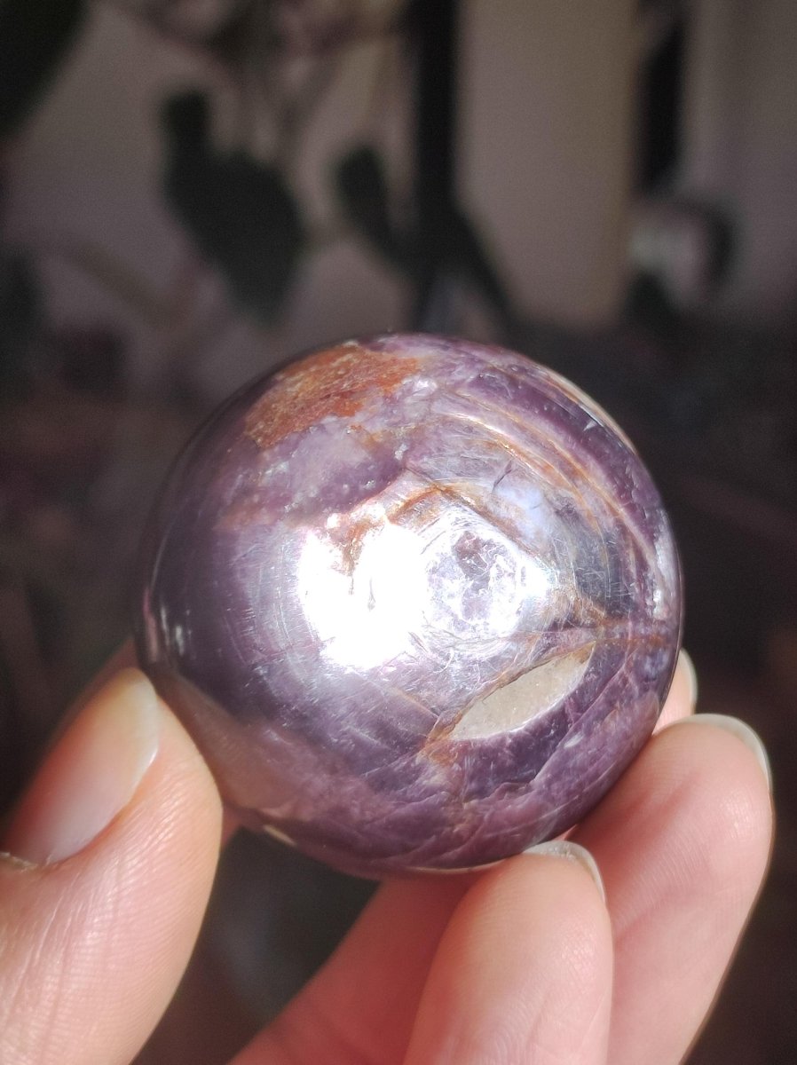 Lepidolith / Purple Mica Glimmer Effekt - Edelstein Kugel lila Natur Heilstein Deko Sphere Kristall Geschenk Er Sie Haus Sammler Rarität - Art of Nature Berlin