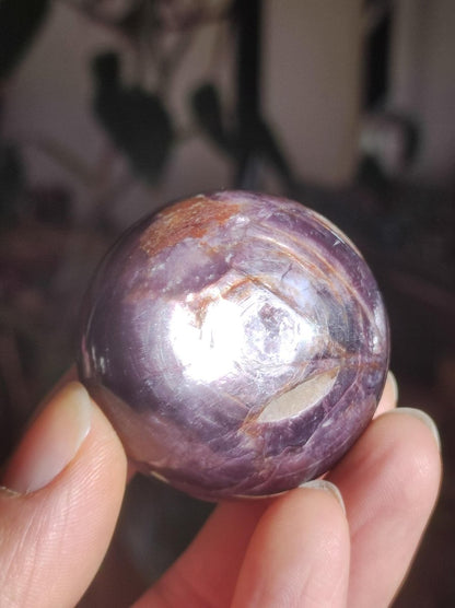 Lepidolith / Purple Mica Glimmer Effekt - Edelstein Kugel lila Natur Heilstein Deko Sphere Kristall Geschenk Er Sie Haus Sammler Rarität - Art of Nature Berlin