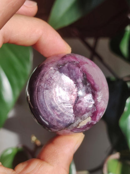 Lepidolith / Purple Mica Glimmer Effekt - Edelstein Kugel lila Natur Heilstein Deko Sphere Kristall Geschenk Er Sie Haus Sammler Rarität - Art of Nature Berlin