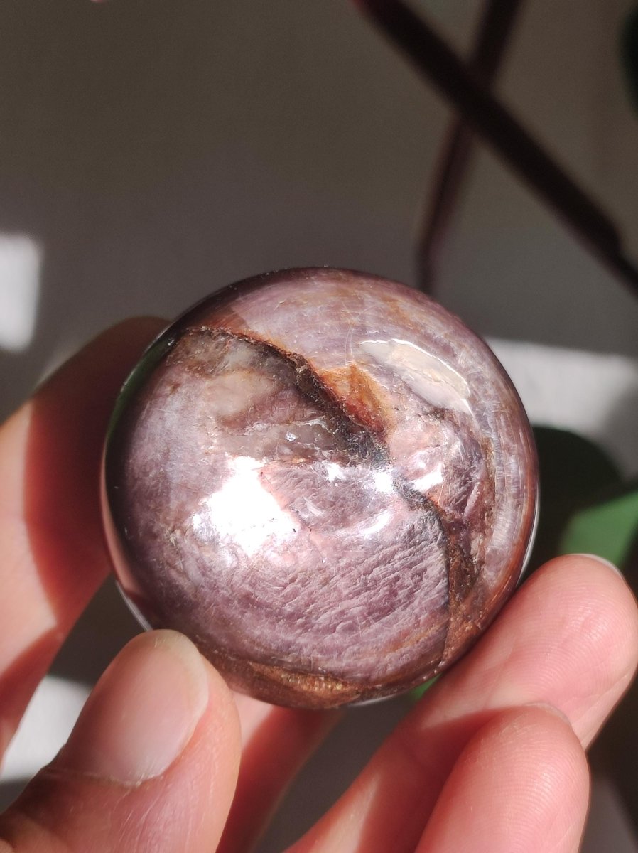 Lepidolith / Purple Mica Glimmer Effekt - Edelstein Kugel lila Natur Heilstein Deko Sphere Kristall Geschenk Er Sie Haus Sammler Rarität - Art of Nature Berlin