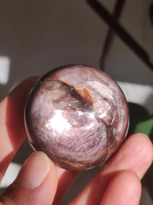 Lepidolith / Purple Mica Glimmer Effekt - Edelstein Kugel lila Natur Heilstein Deko Sphere Kristall Geschenk Er Sie Haus Sammler Rarität - Art of Nature Berlin