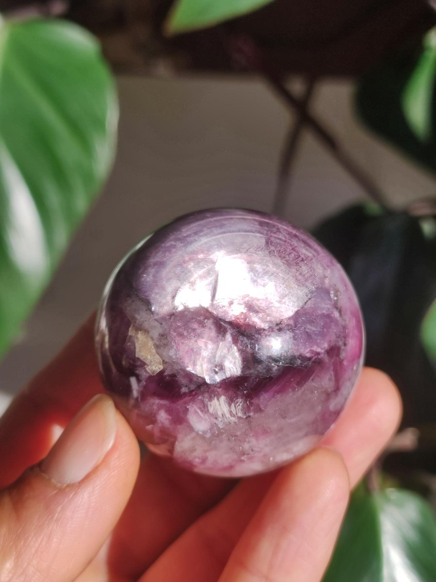 Lepidolith / Purple Mica Glimmer Effekt - Edelstein Kugel lila Natur Heilstein Deko Sphere Kristall Geschenk Er Sie Haus Sammler Rarität - Art of Nature Berlin