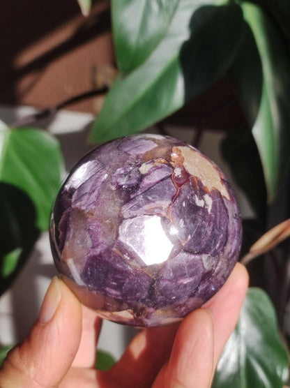 Lepidolith / Purple Mica Glimmer Effekt - Edelstein Kugel lila Natur Heilstein Deko Sphere Kristall Geschenk Er Sie Haus Sammler Rarität - Art of Nature Berlin