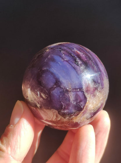 Lepidolith / Purple Mica Glimmer Effekt - Edelstein Kugel lila Natur Heilstein Deko Sphere Kristall Geschenk Er Sie Haus Sammler Rarität - Art of Nature Berlin
