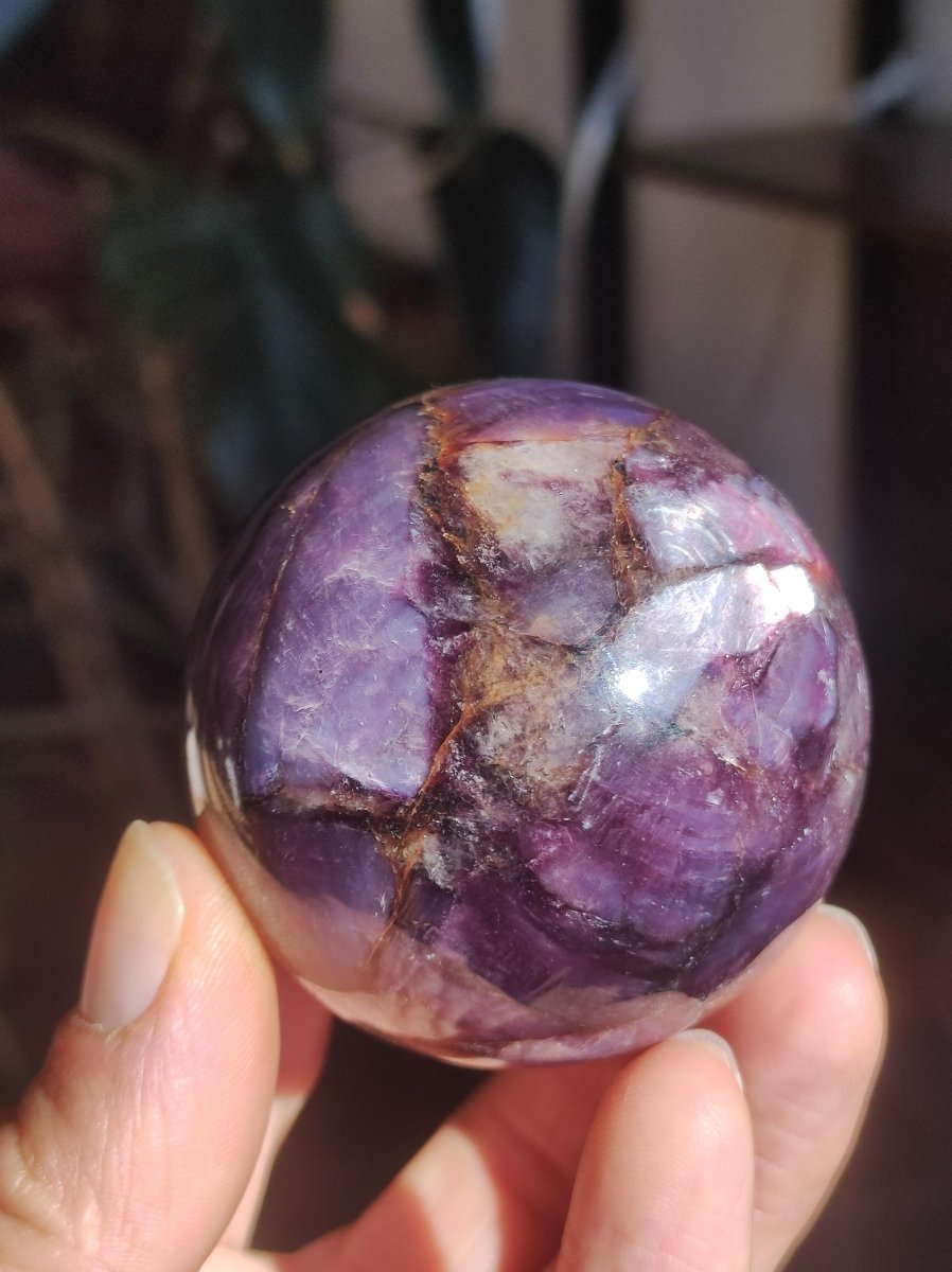 Lepidolith / Purple Mica Glimmer Effekt - Edelstein Kugel lila Natur Heilstein Deko Sphere Kristall Geschenk Er Sie Haus Sammler Rarität - Art of Nature Berlin