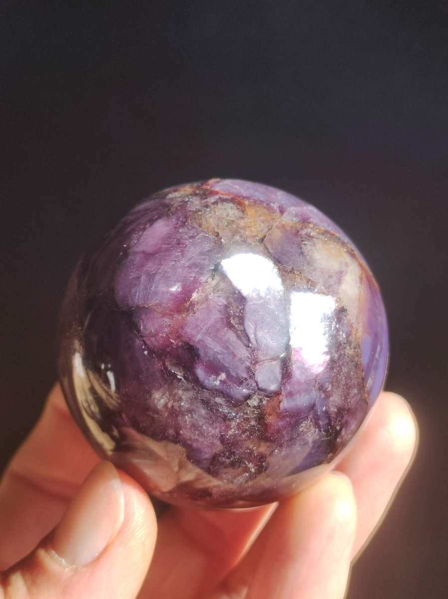 Lepidolith / Purple Mica Glimmer Effekt - Edelstein Kugel lila Natur Heilstein Deko Sphere Kristall Geschenk Er Sie Haus Sammler Rarität - Art of Nature Berlin