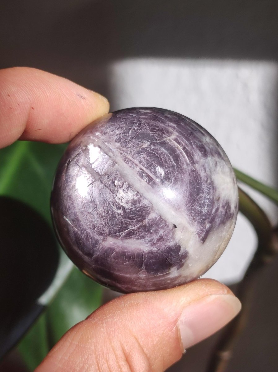 Lepidolith / Purple Mica Glimmer Effekt - Edelstein Kugel lila Natur Heilstein Deko Sphere Kristall Geschenk Er Sie Haus Sammler Rarität - Art of Nature Berlin