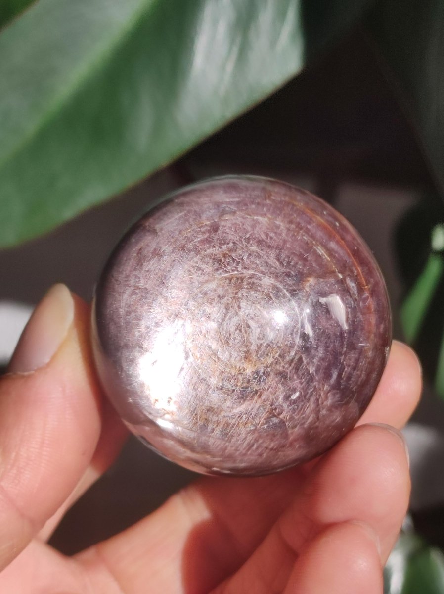 Lepidolith / Purple Mica Glimmer Effekt - Edelstein Kugel lila Natur Heilstein Deko Sphere Kristall Geschenk Er Sie Haus Sammler Rarität - Art of Nature Berlin