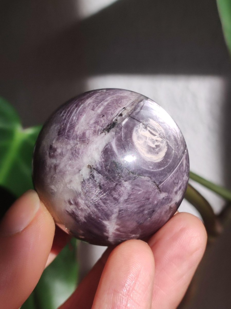 Lepidolith / Purple Mica Glimmer Effekt - Edelstein Kugel lila Natur Heilstein Deko Sphere Kristall Geschenk Er Sie Haus Sammler Rarität - Art of Nature Berlin