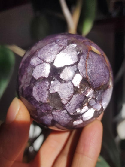 Lepidolith / Purple Mica Glimmer Effekt - Edelstein Kugel lila Natur Heilstein Deko Sphere Kristall Geschenk Er Sie Haus Sammler Rarität - Art of Nature Berlin