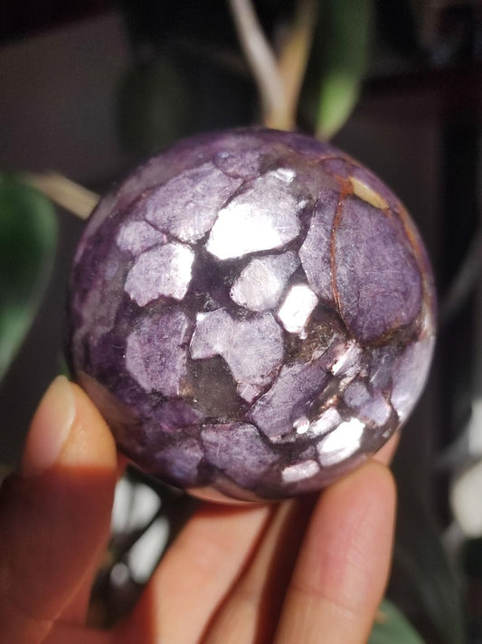 Lepidolith / Purple Mica Glimmer Effekt - Edelstein Kugel lila Natur Heilstein Deko Sphere Kristall Geschenk Er Sie Haus Sammler Rarität - Art of Nature Berlin