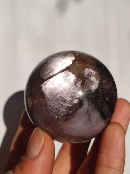 Lepidolith / Purple Mica Glimmer Effekt - Edelstein Kugel lila Natur Heilstein Deko Sphere Kristall Geschenk Er Sie Haus Sammler Rarität - Art of Nature Berlin